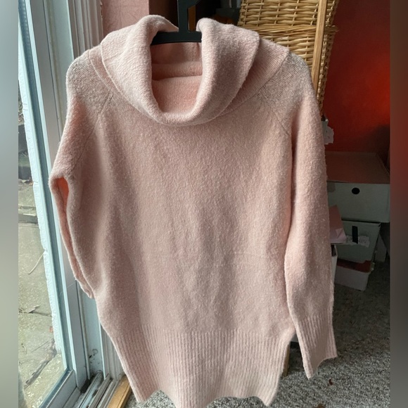 ⚡️2/$20 REVOLVE Women’s baby pink turtle neck sweater dress - Picture 1 of 4